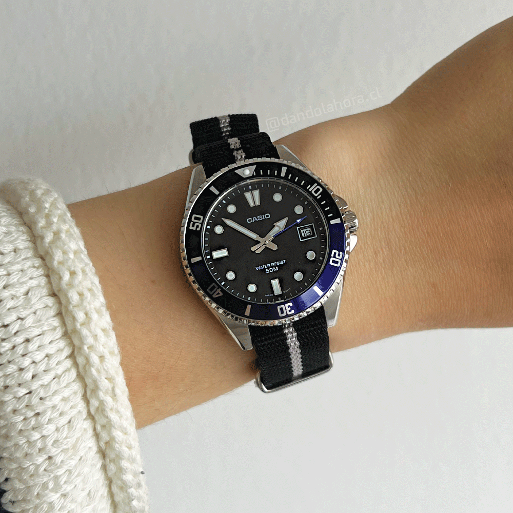 Reloj Casio Mini Marlin Duro MDV-10C-1A2V Nato Batman