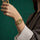 Mujer con reloj dorado LA680WEGV-9A y tijeras, simbolizando estilo y creatividad en la colección 
