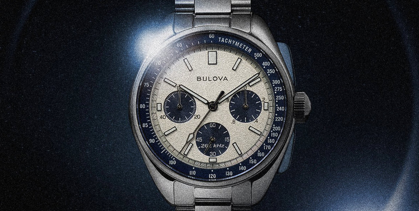 Elegante reloj Bulova Lunar Pilot plateado con diales azules, destacando sobre un fondo negro, representando la historia de Bulova.