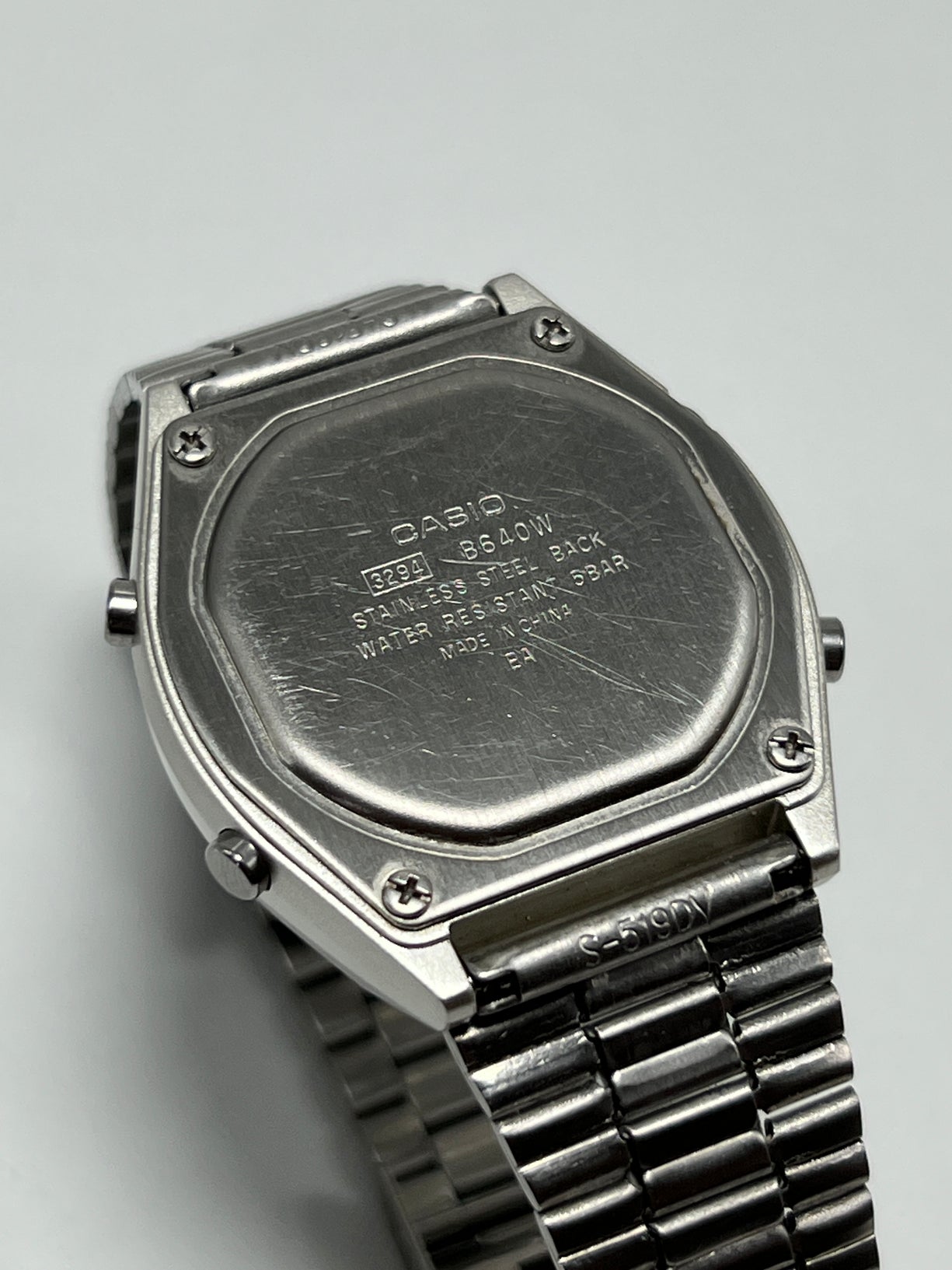(Segunda Mano) Reloj Casio Vintage B640WDG-7DF Plateado Metálico Glitter