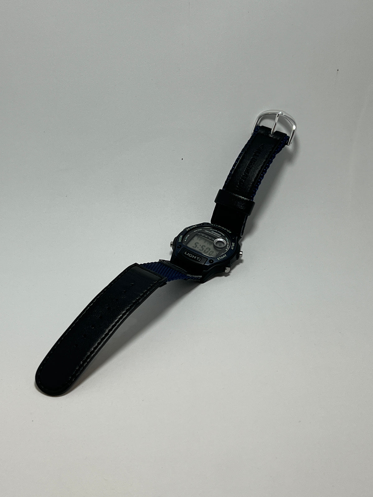 Reloj Casio Vintage W-220HF-2A Auto Light Switch [Segunda Mano]