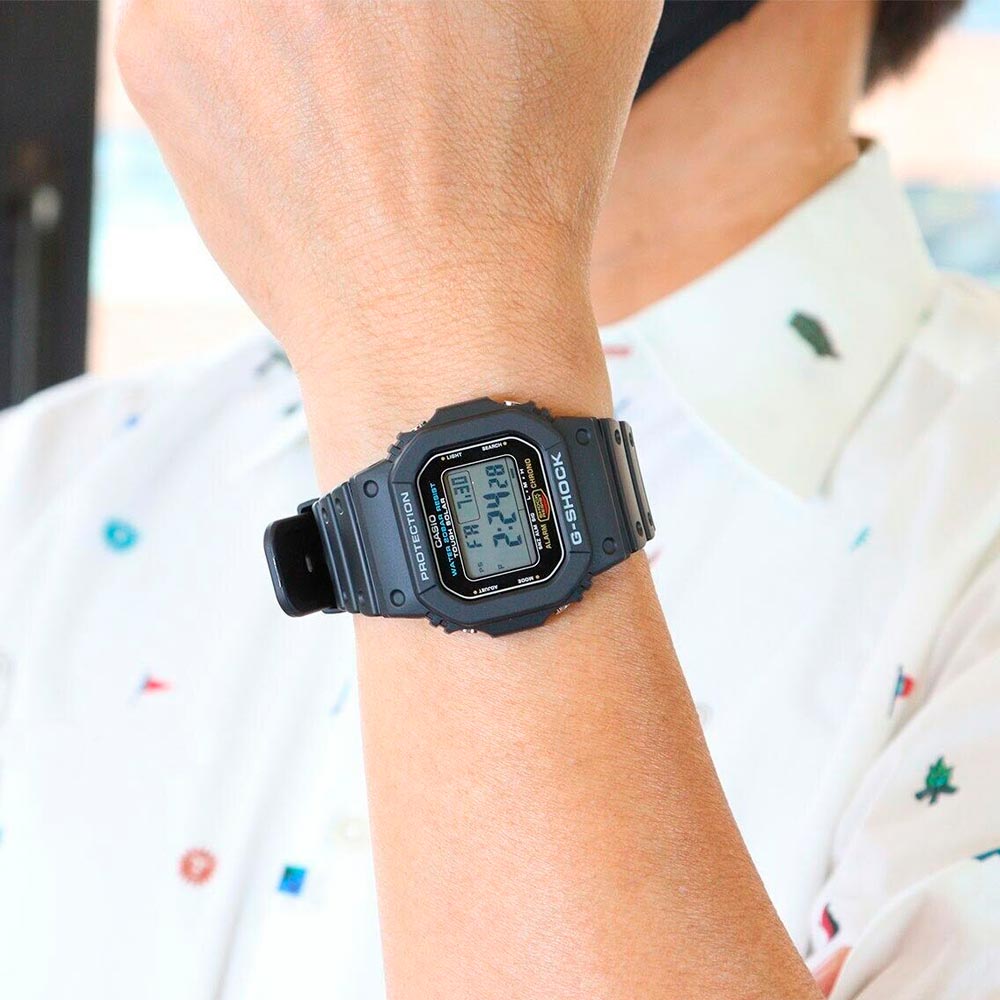 Reloj Casio G-Shock Vintage G-5600UE-1 Negro Clásico Dando la