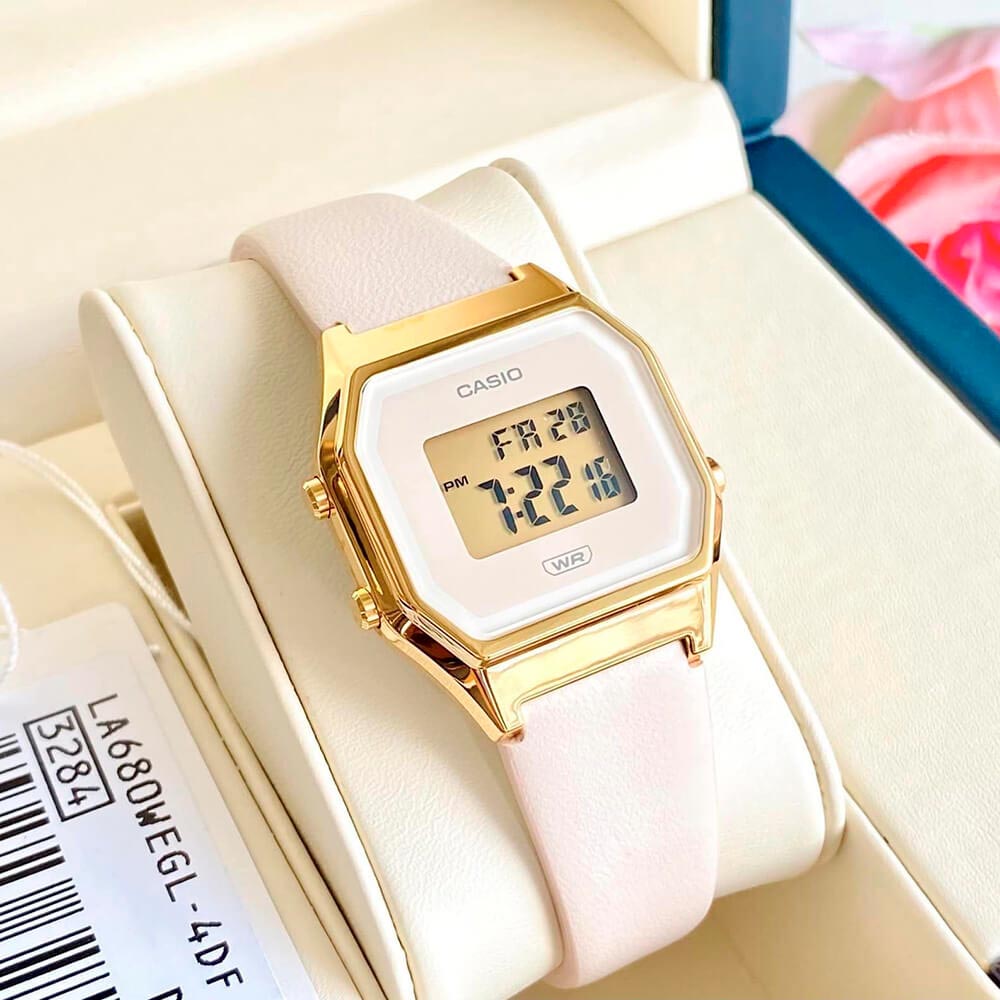 Reloj Casio Vintage LA680WEGL 4DF Correa de Cuero Dando la Hora