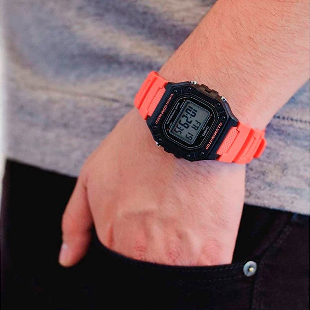 Reloj Casio Vintage W 218H 4B2VDF Correa Naranja Dando la Hora