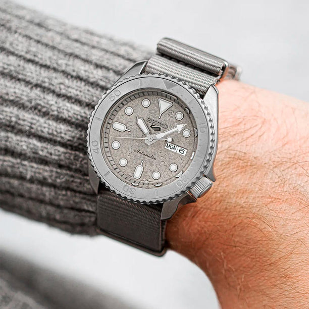 Reloj Seiko 5 Análogo Automático SRPG61K1 Metálico 42mm -Dando la Hora