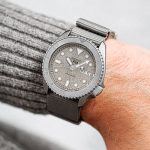 Reloj Seiko 5 Análogo Automático SRPG61K1 Metálico 42mm -Dando la Hora
